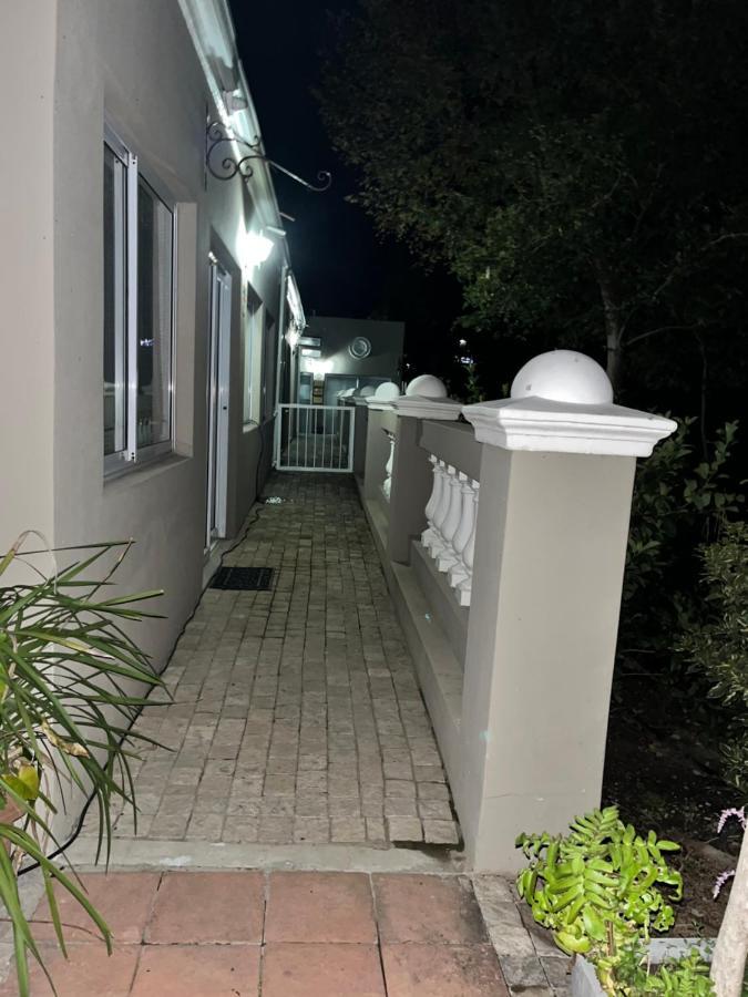 Somerset West Garden Apartments 1 Ngoại thất bức ảnh